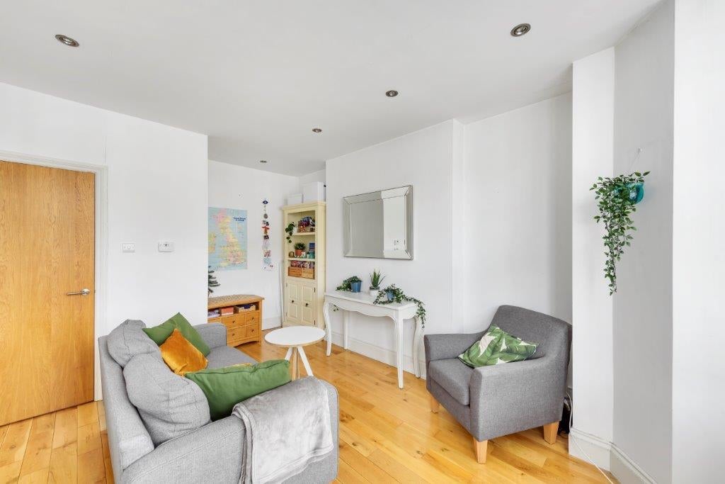 Flat Plympton Road in Greater London