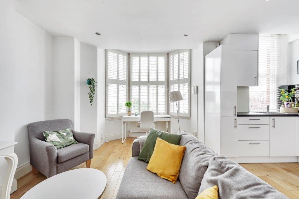 Flat Plympton Road in Greater London