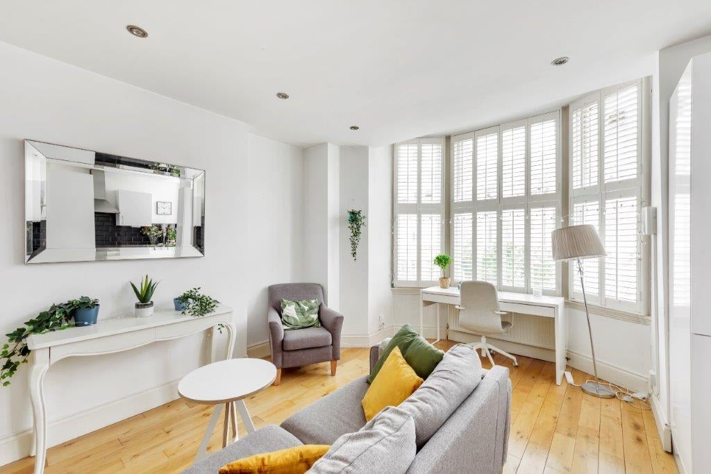 Flat Plympton Road in Greater London