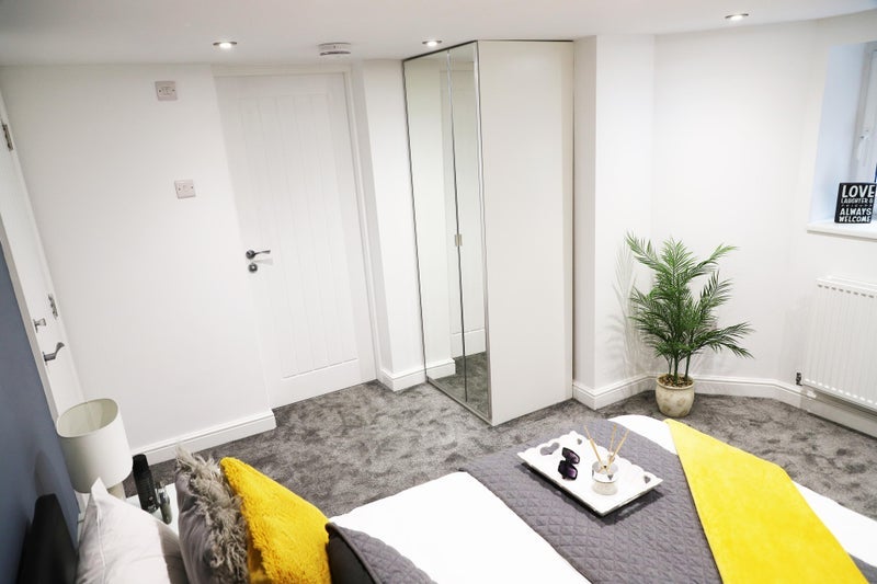 Room Eccles Old Road in Salford