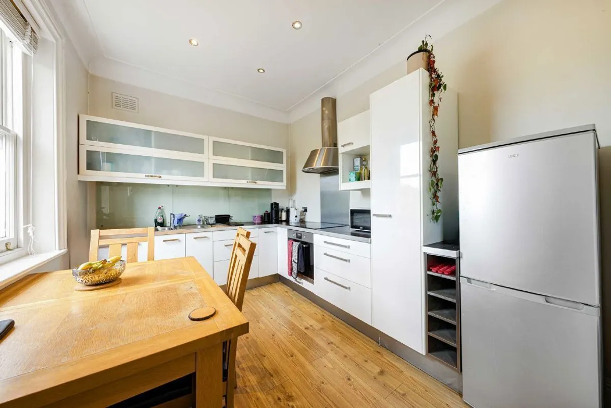 Flat Fontenoy Road in Greater London