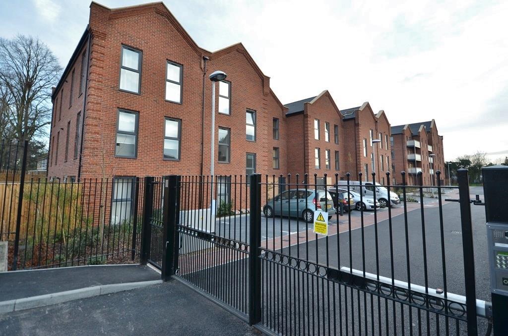 Flat Otter Way in Greater London