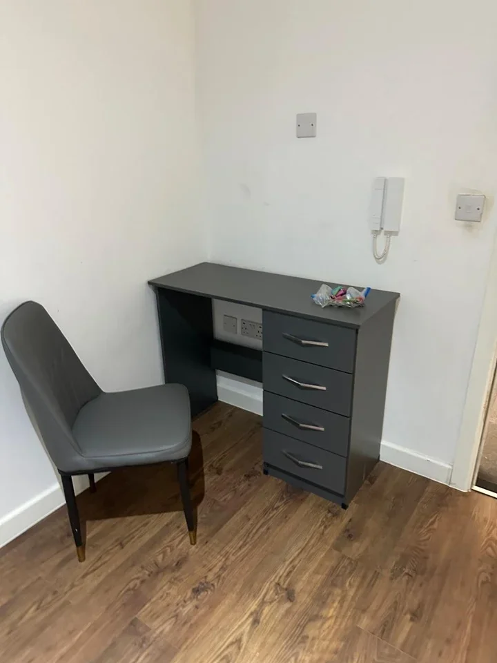 Room Buller Road in Greater London