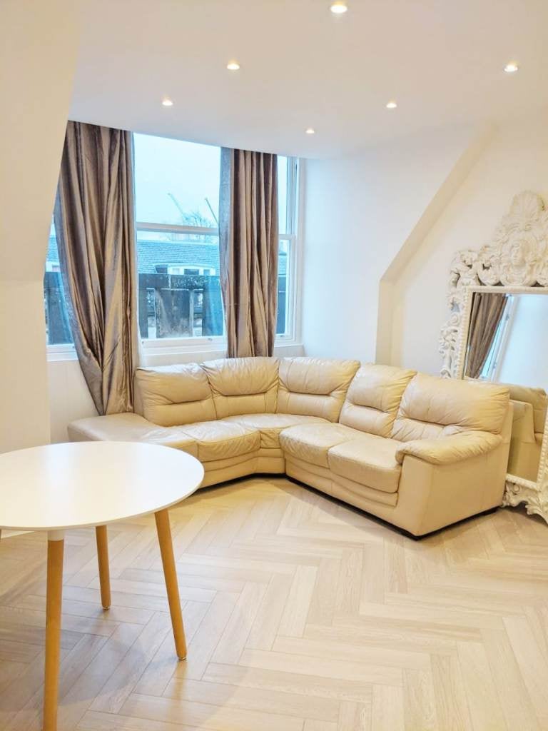 Flat Coates Gardens in City of Edinburgh