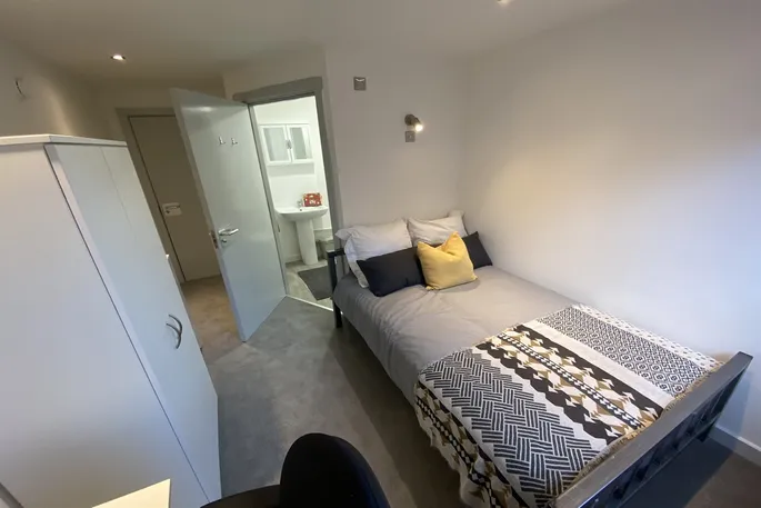 Room Waverley Avenue in Broxtowe