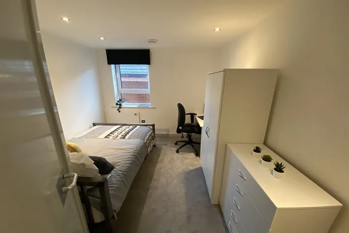 Room Waverley Avenue in Broxtowe