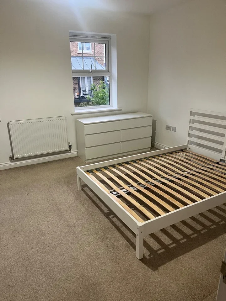 Room Hawksmoor Grove in Greater London