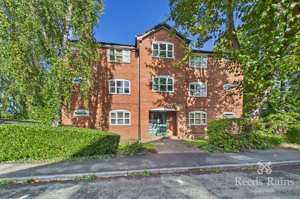 Flat Cedar Grove in Stockport