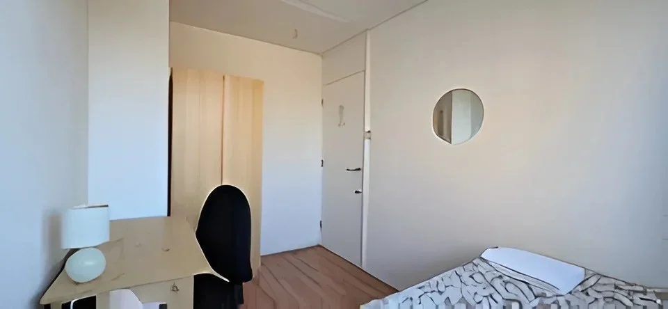 Room Roland Way in Greater London