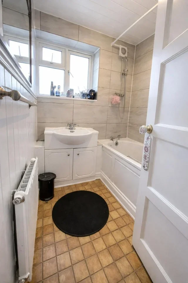 Room Crownstone Road in Greater London