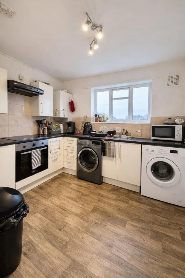 Room Crownstone Road in Greater London