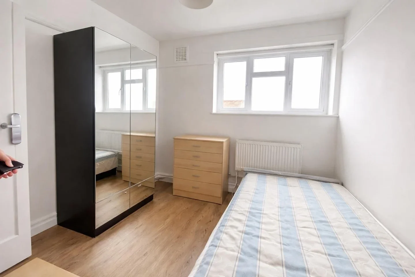Room Crownstone Road in Greater London