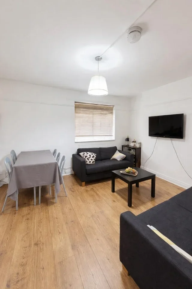 Room Crownstone Road in Greater London