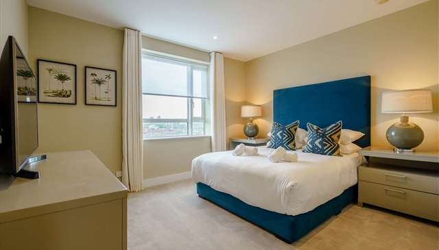 Flat Westferry Circus in Greater London