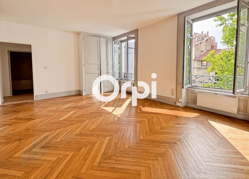 Appartement Place de la République à Saint-Symphorien-sur-Coise