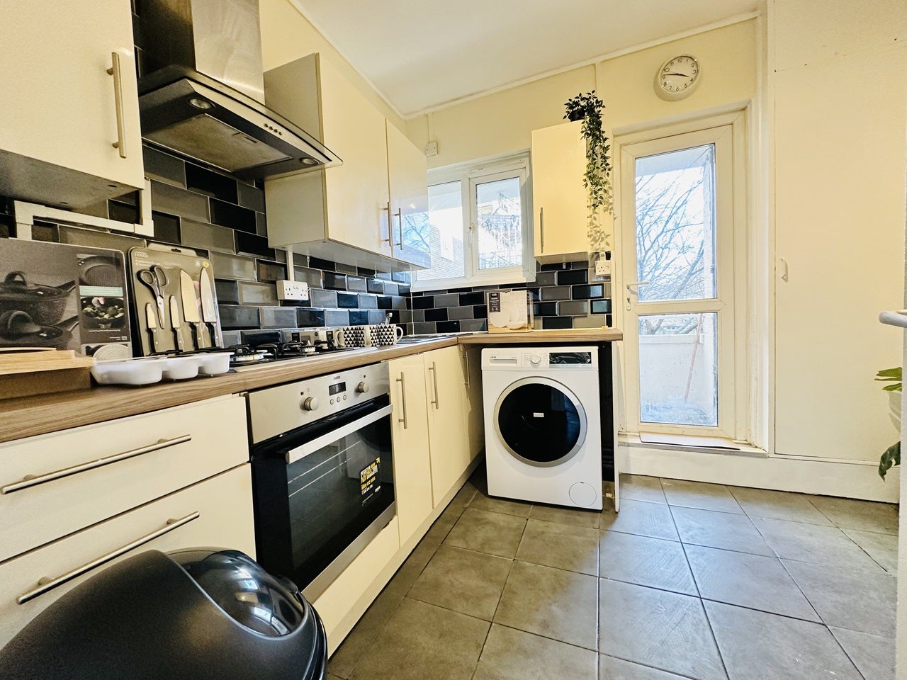 Room Hazellville Road in Greater London