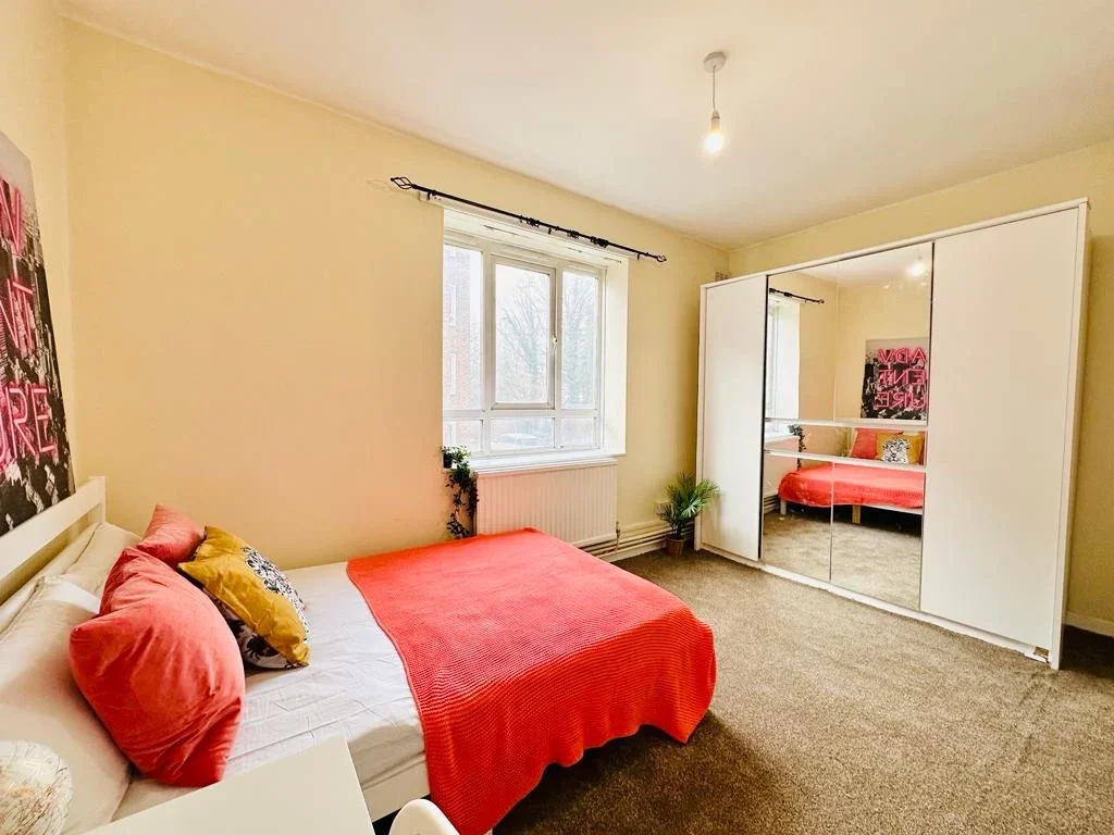 Room Hazellville Road in Greater London