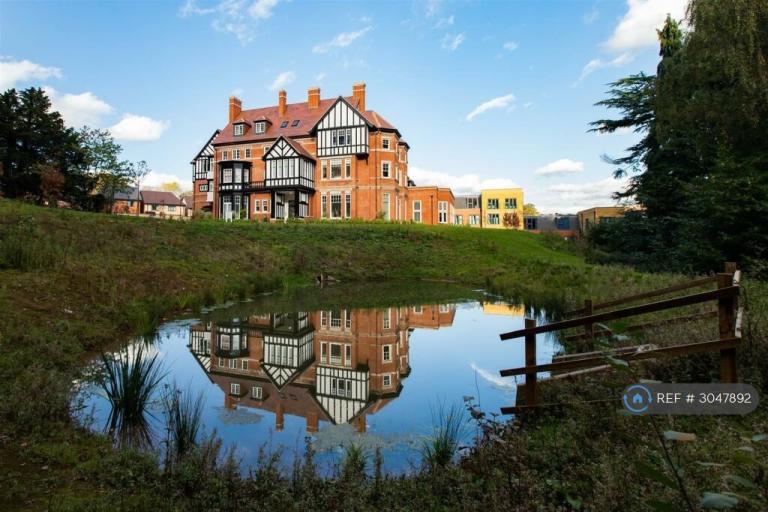 Flat Manor House Drive in Birmingham