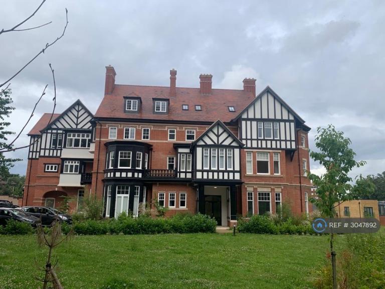 Flat Manor House Drive in Birmingham