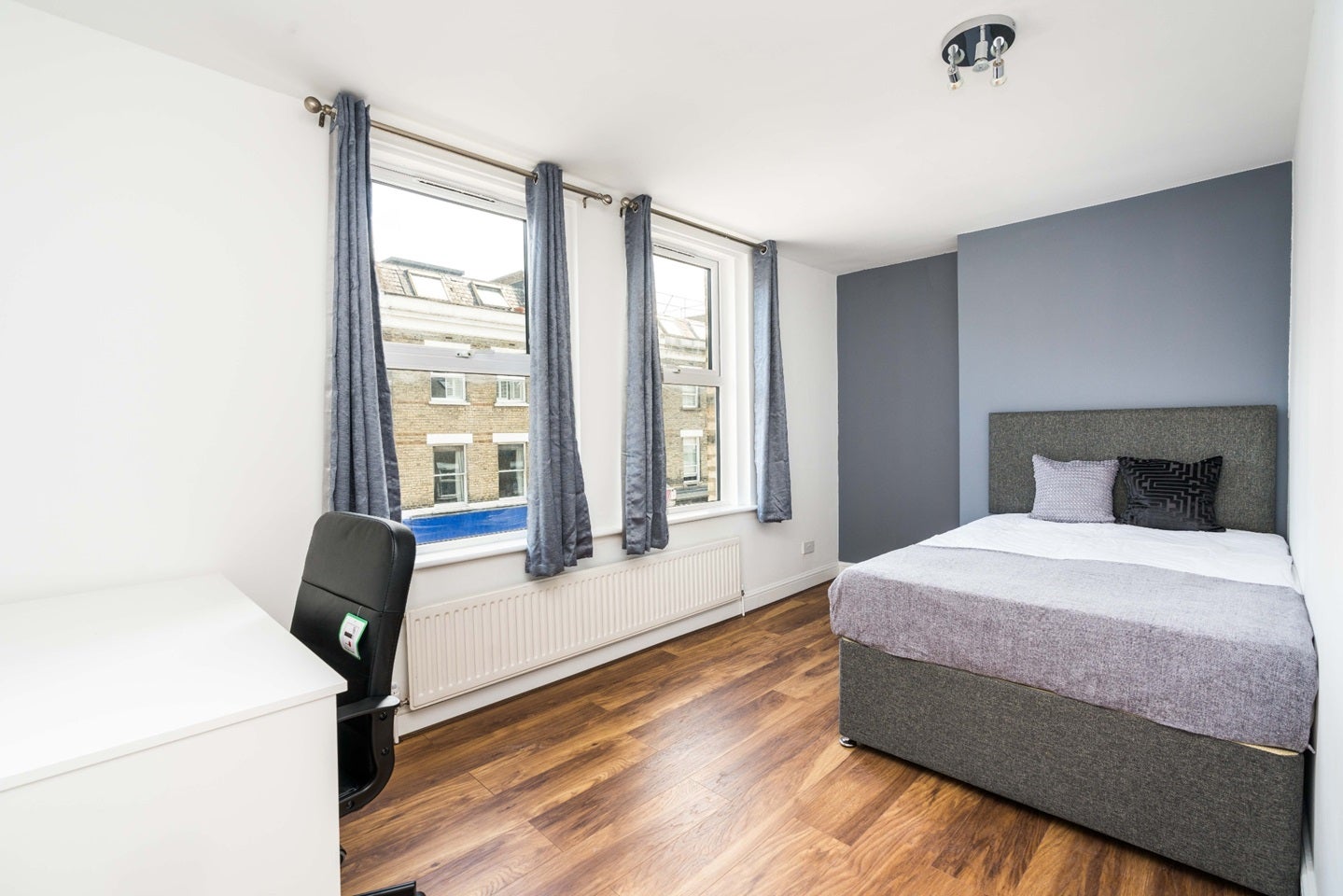 Flat Greyhound Road in Greater London