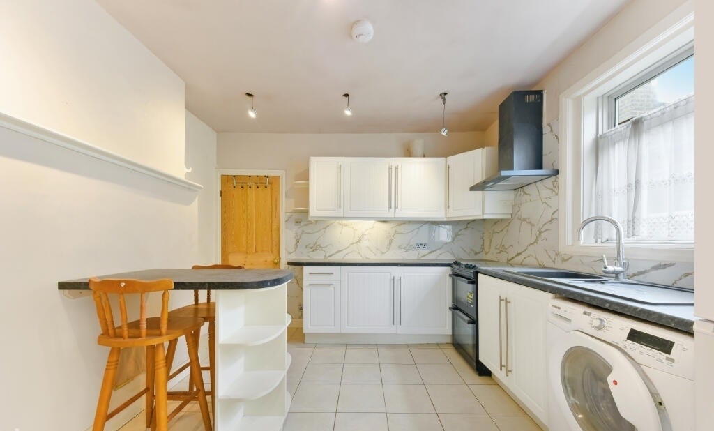 Flat Avarn Road in Greater London