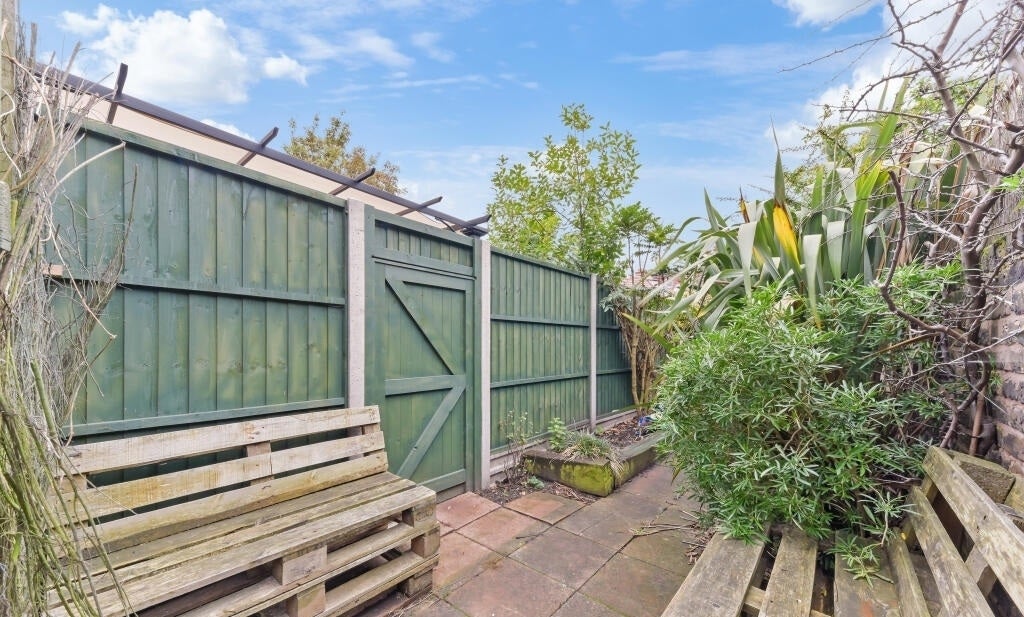 Flat Avarn Road in Greater London