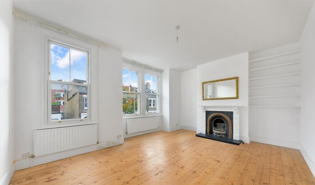 Flat Avarn Road in Greater London