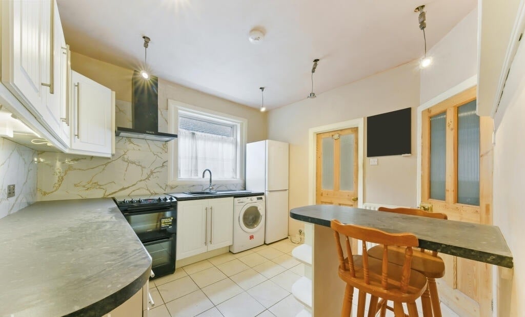 Flat Avarn Road in Greater London