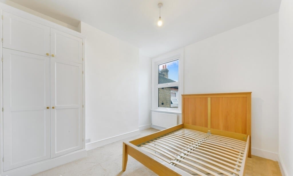 Flat Avarn Road in Greater London