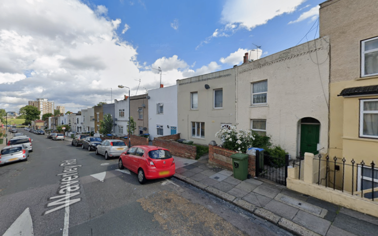 Flat Waverley Road in Greater London