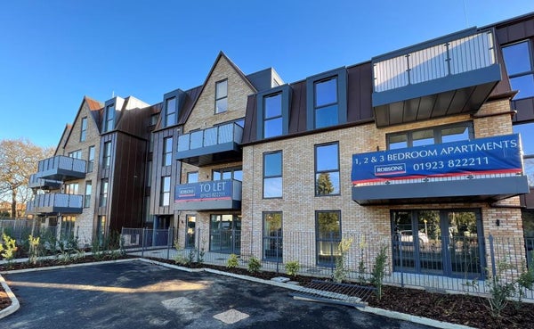 Flat Antoneys Close in London