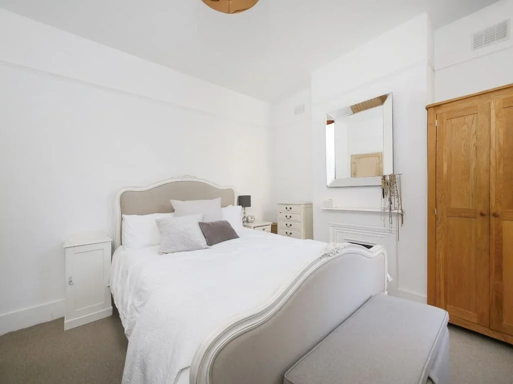 Flat Henslowe Road in Greater London