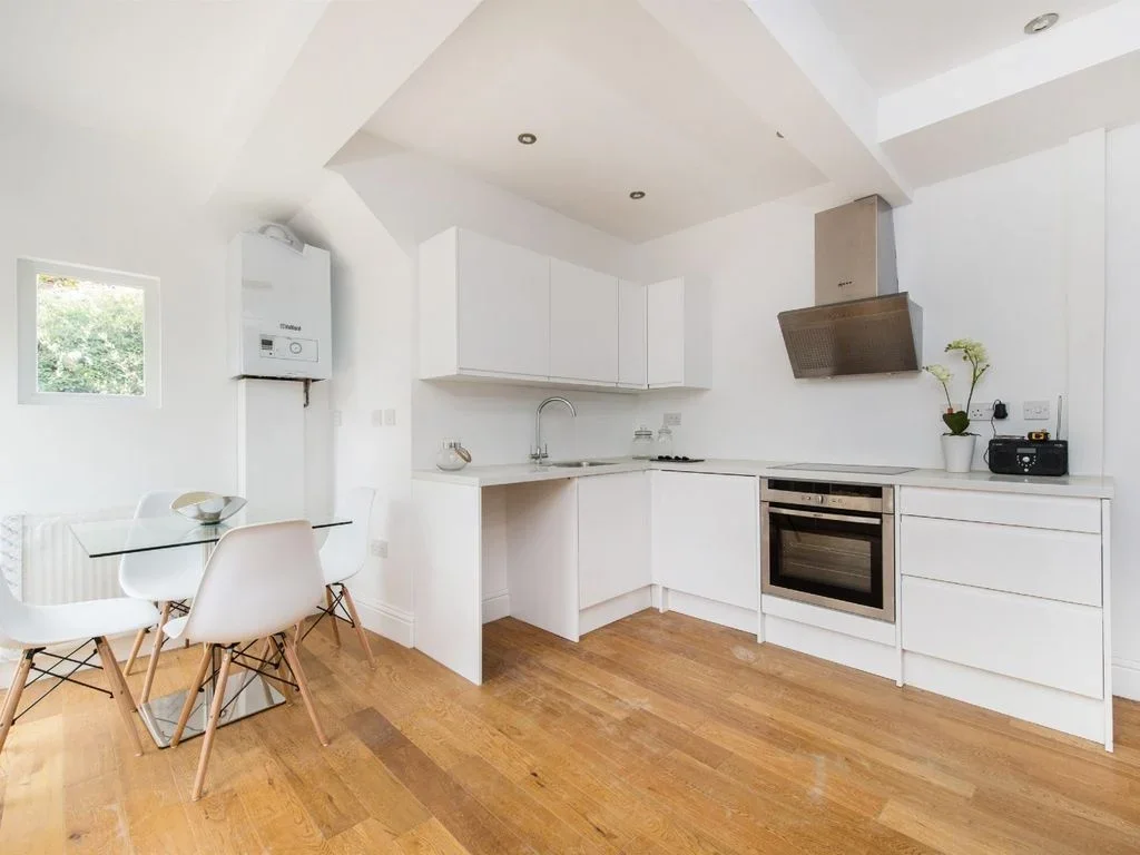 Flat Henslowe Road in Greater London
