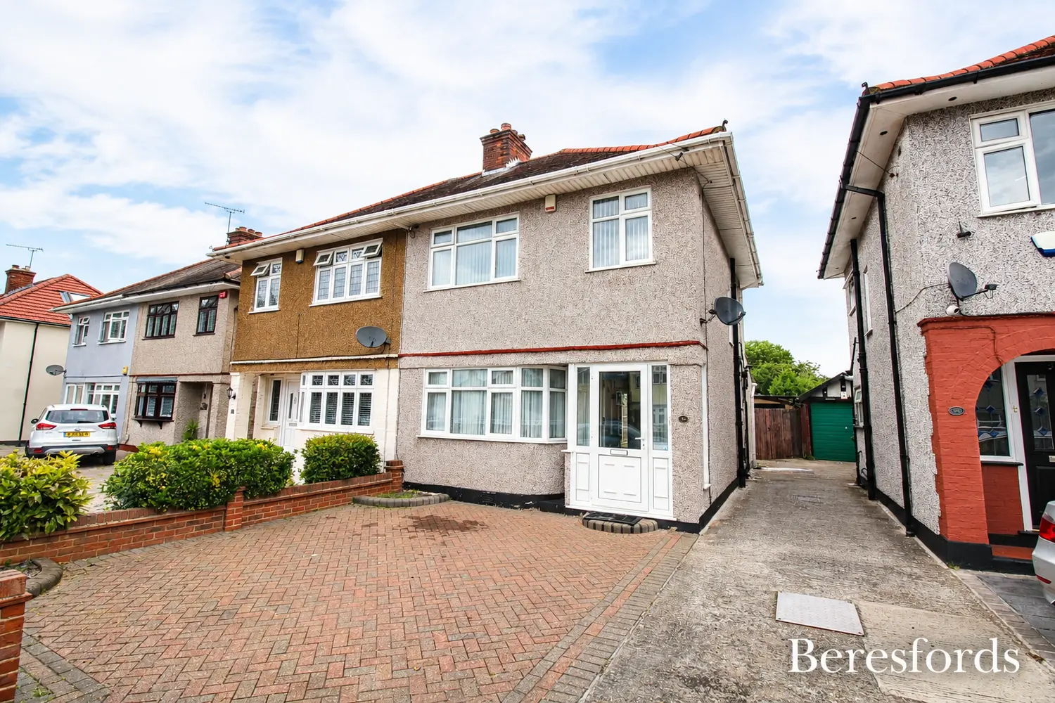 House Lynwood Drive in Greater London