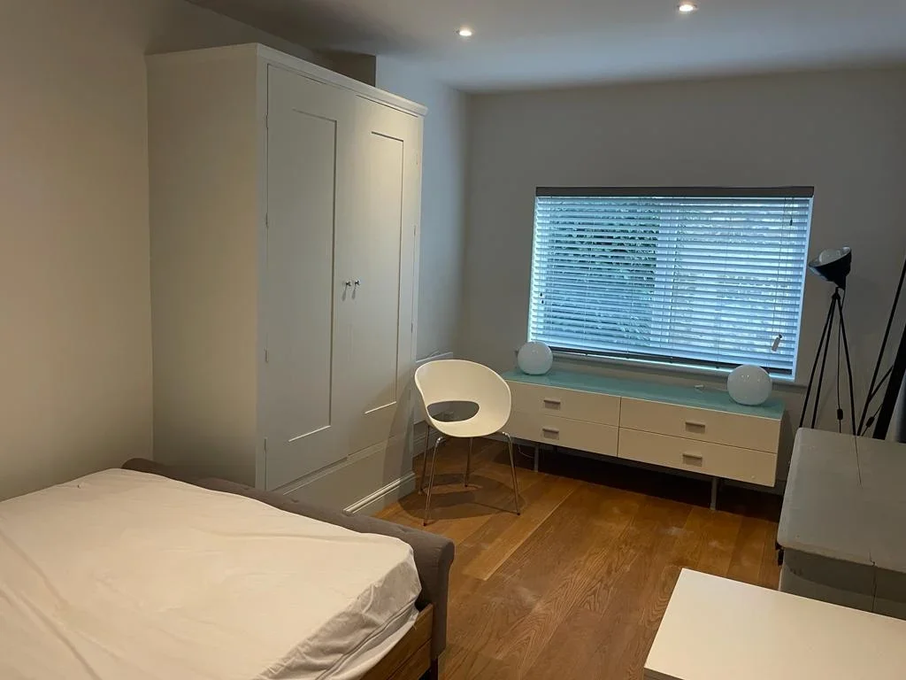 Flat Latimer Road in Greater London
