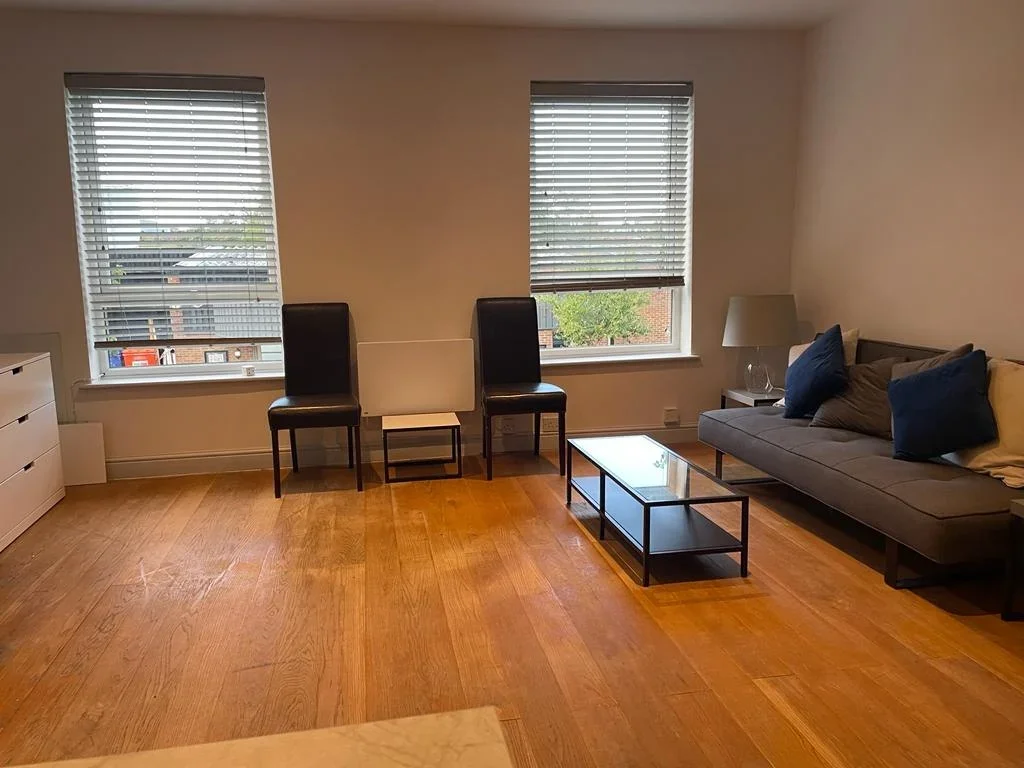 Flat Latimer Road in Greater London