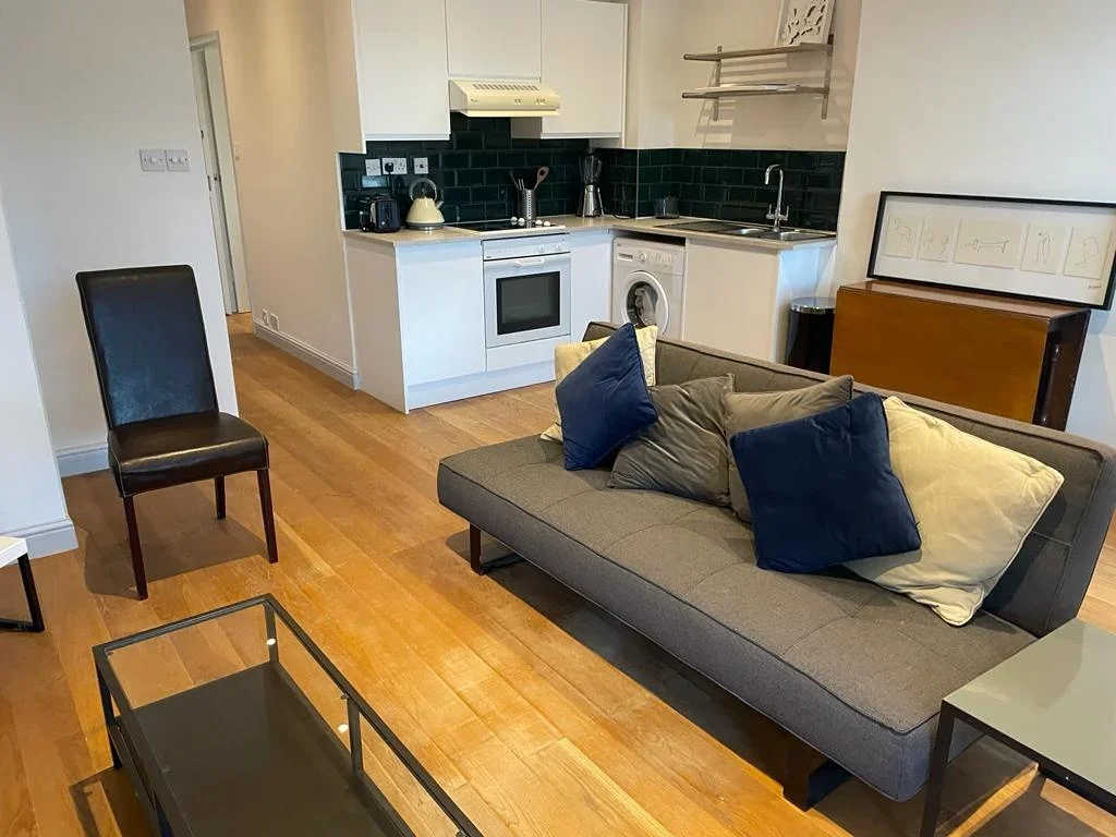 Flat Latimer Road in Greater London