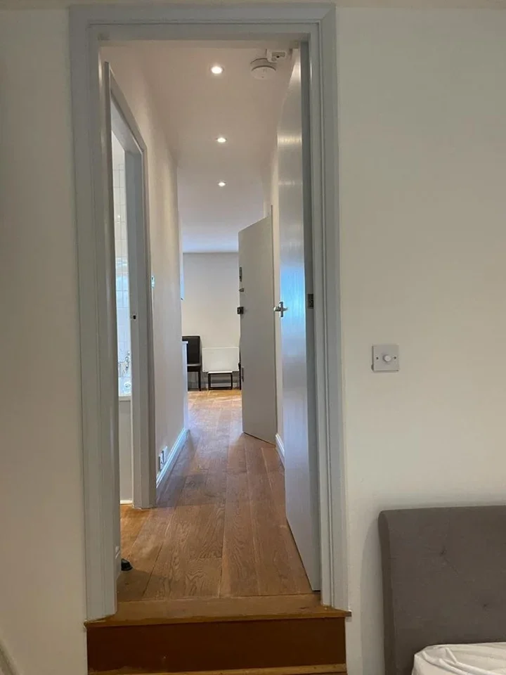 Flat Latimer Road in Greater London