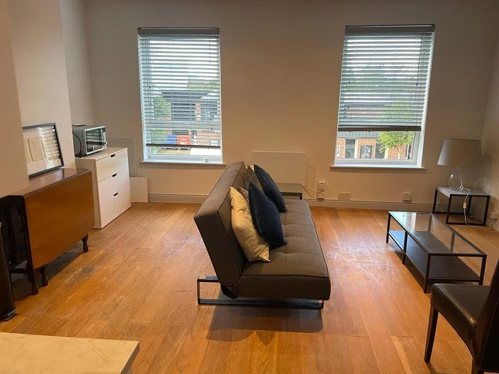 Flat Latimer Road in Greater London