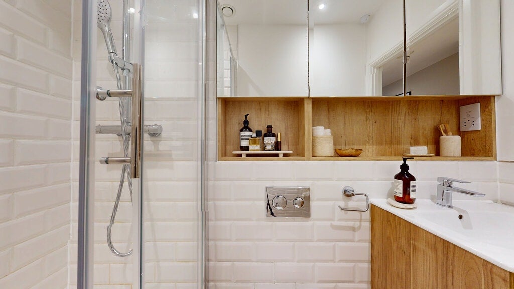 Flat Draycott Avenue in Greater London