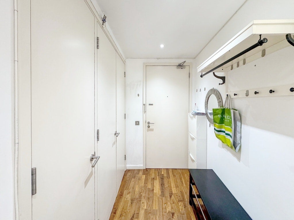 Flat Fairmont Avenue in Greater London