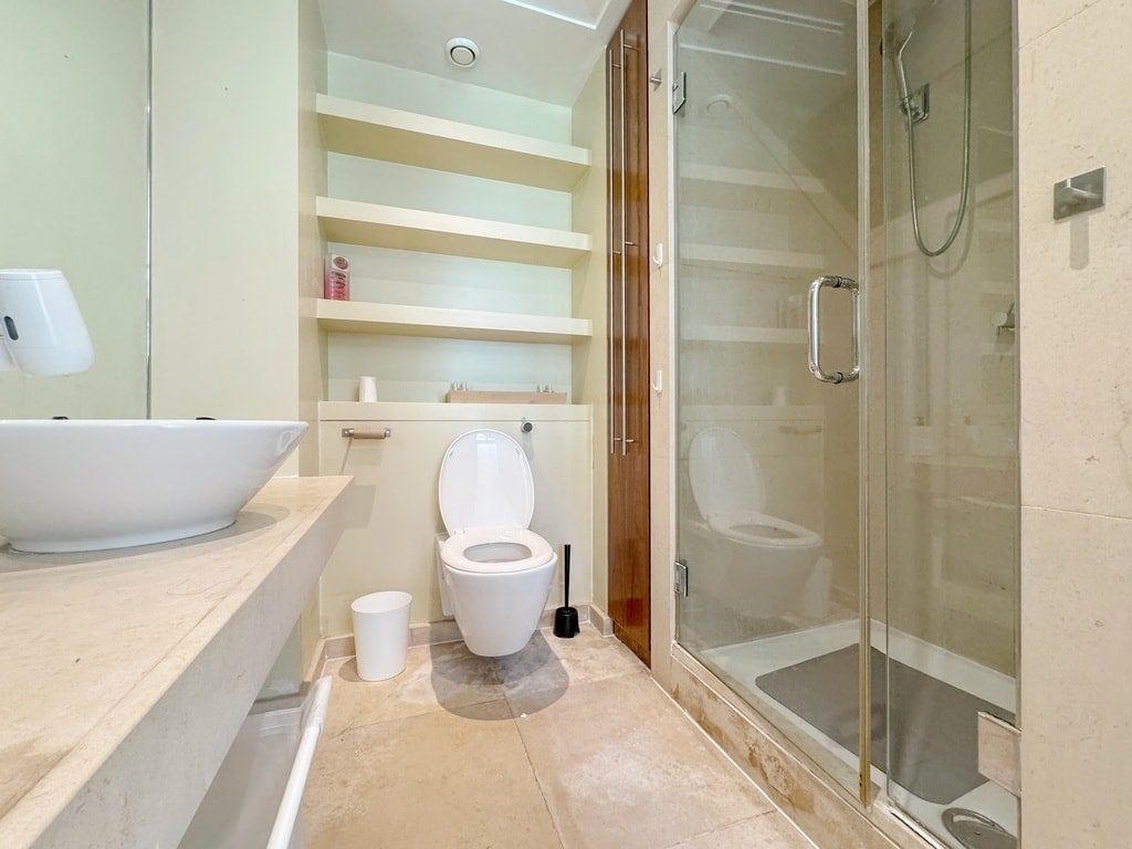 Flat Fairmont Avenue in Greater London