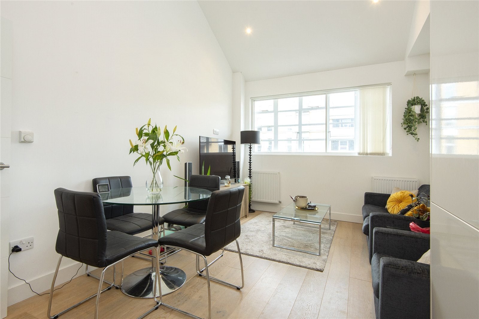 Flat Clyde Square in Greater London