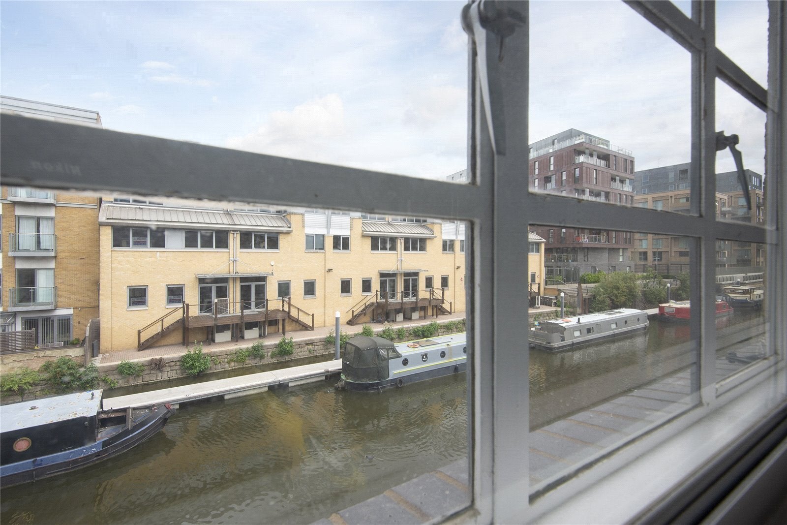 Flat Clyde Square in Greater London