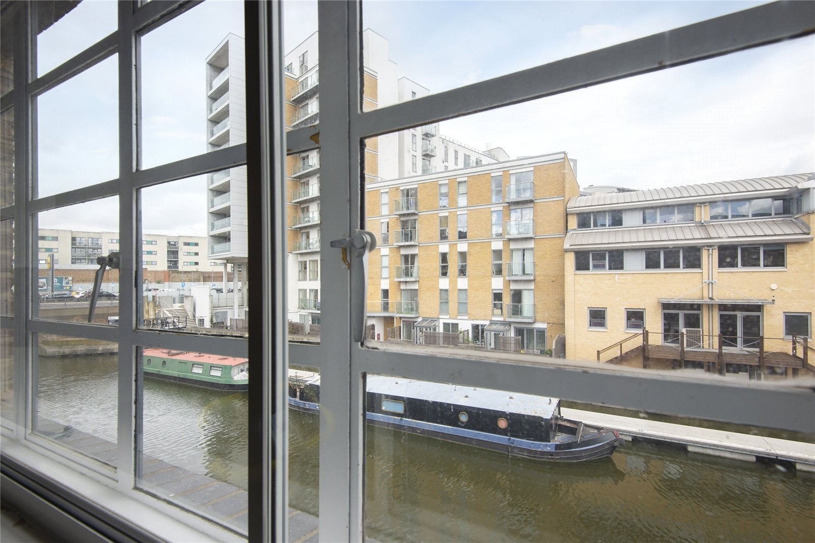 Flat Clyde Square in Greater London