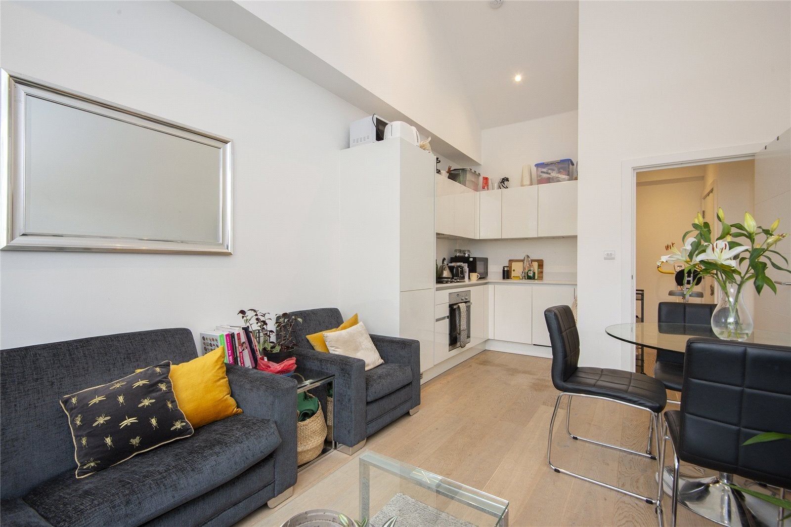 Flat Clyde Square in Greater London