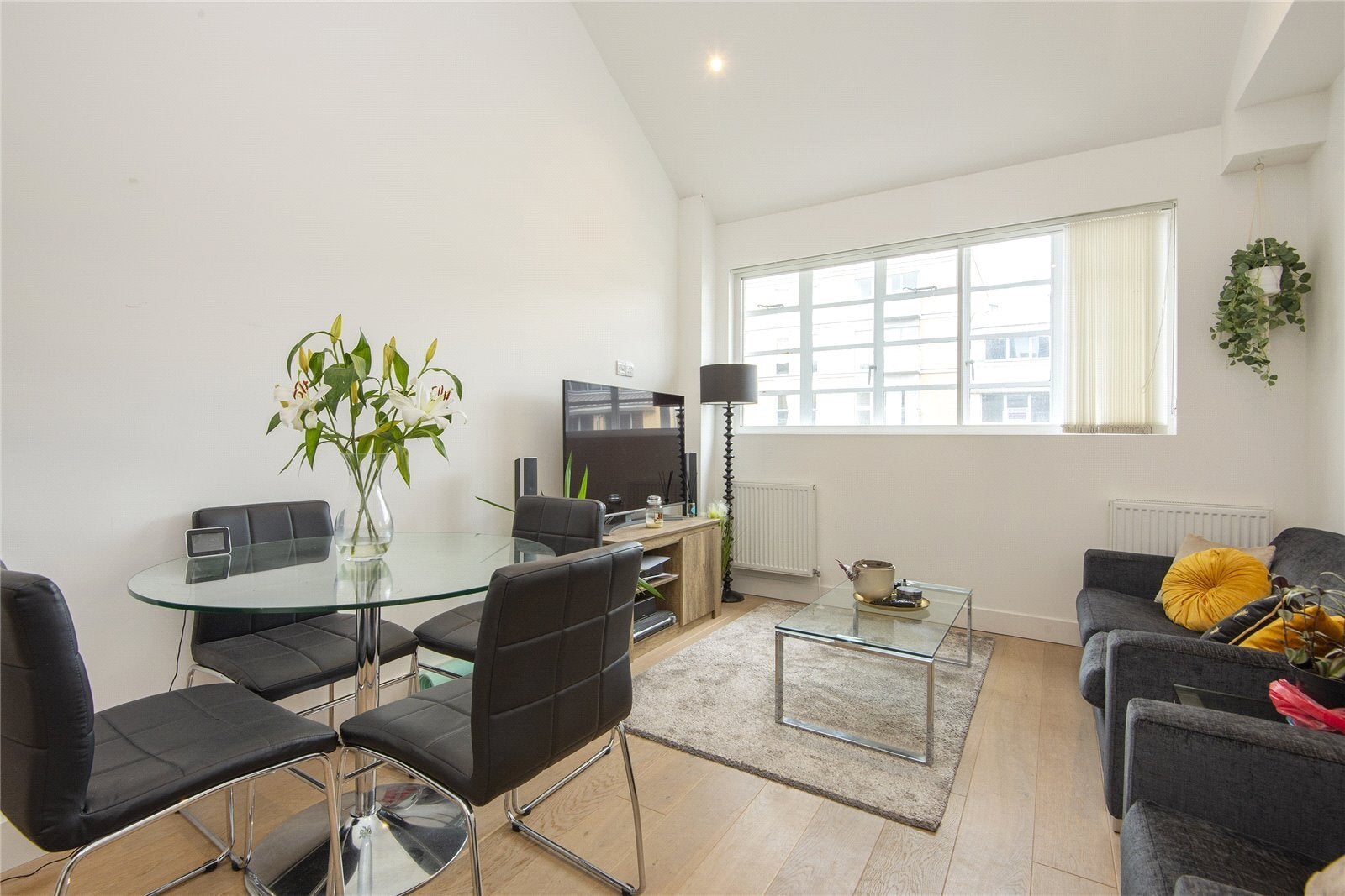 Flat Clyde Square in Greater London