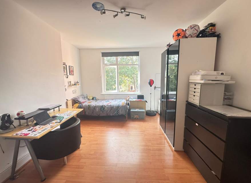 Flat Greenhill Way in Greater London