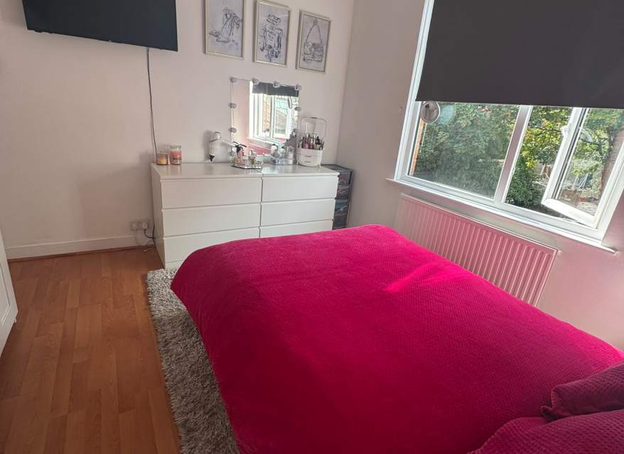 Flat Greenhill Way in Greater London