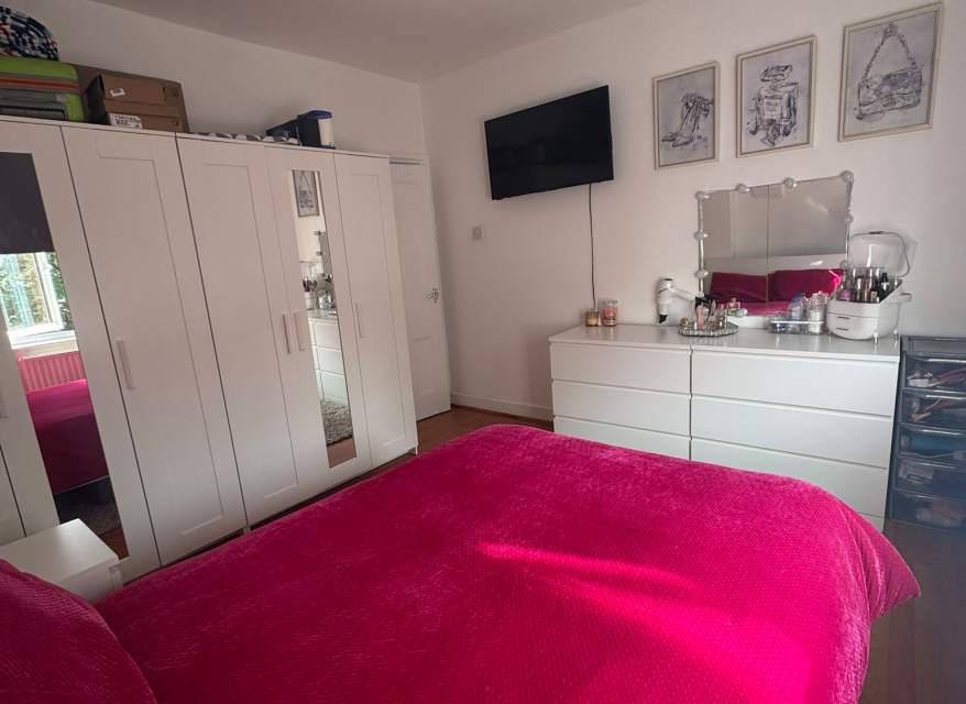Flat Greenhill Way in Greater London